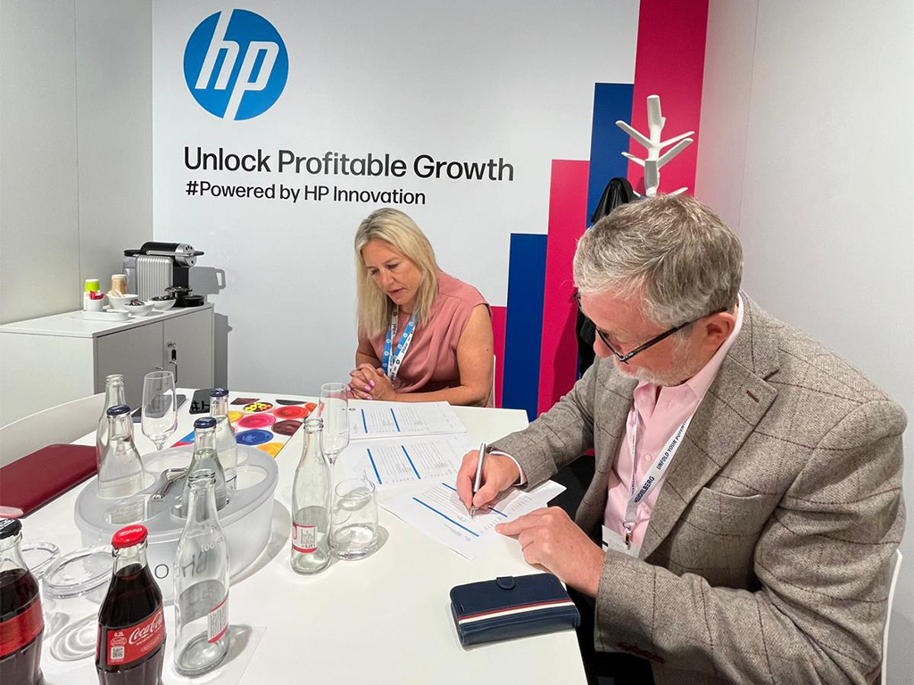 Signing the deal for the HP INdigo 200k at Drupa 2024